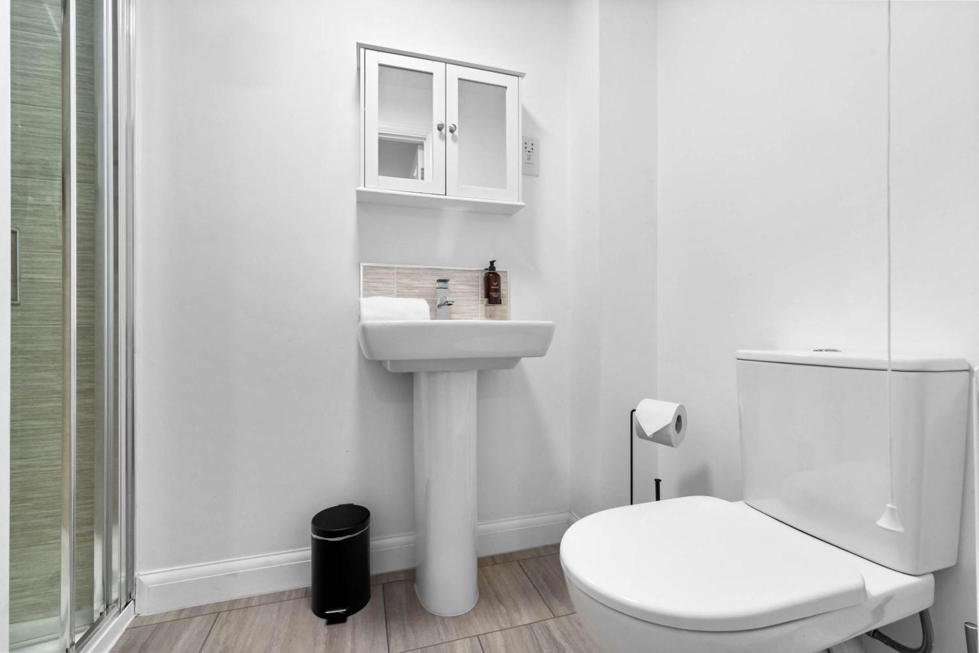 Lavish 3 Bedroom House With Ensuite And Parking By Azura Nights Birmingham Exterior foto